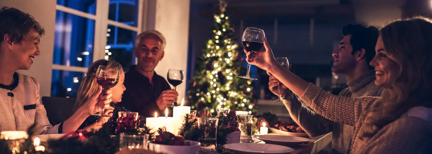 extended family toasting holiday dinner